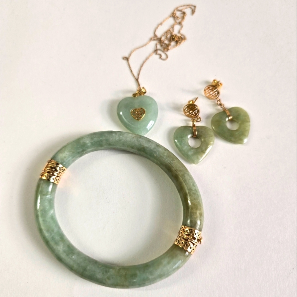 Watch Video / 14K Gold Jade - Oval Bangle Bracelet, Heart Necklace & Earring